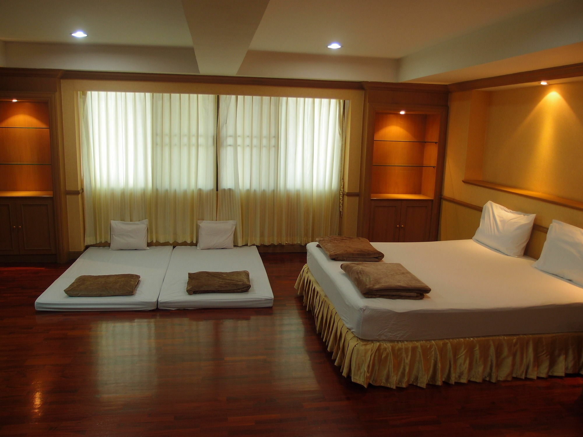 Alameda Suites Hotel Bangkok Exterior photo